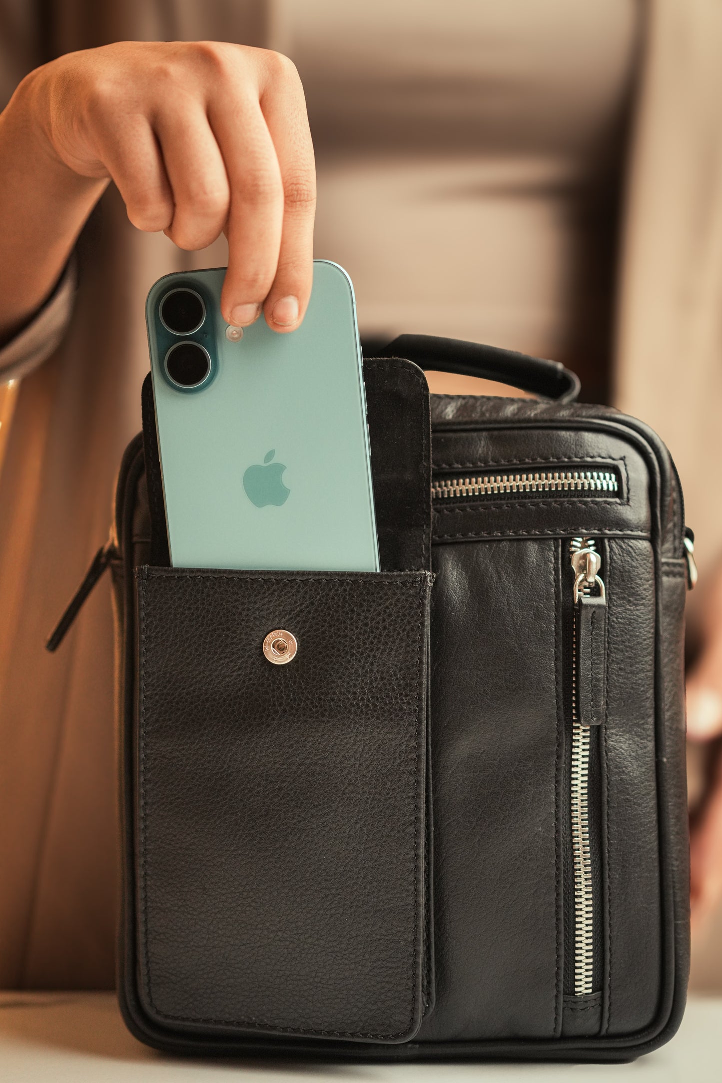 GRAINS & TAN Full-Grain Leather Messenger Bag for Men